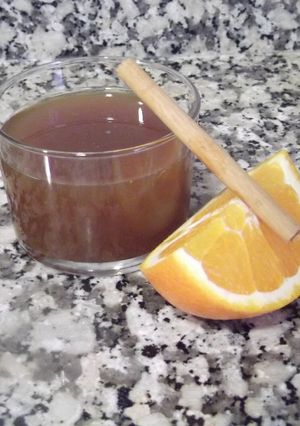 Una foto de Bebida fría de té rojo con naranja