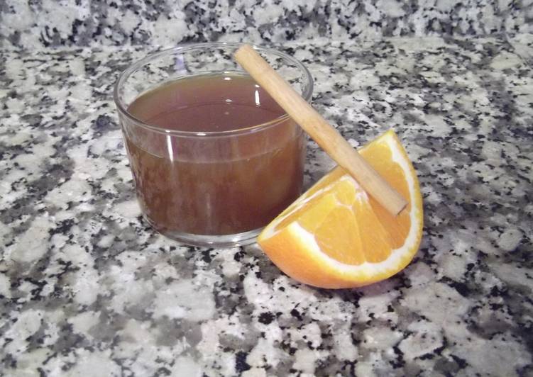 Bebida fría de té rojo con naranja