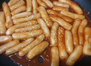 Hình của món Bánh gạo cay Hàn Quốc tỉ lệ dễ nhớ.