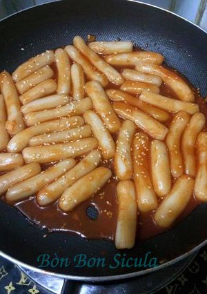 Hình của món Bánh gạo cay Hàn Quốc tỉ lệ dễ nhớ.