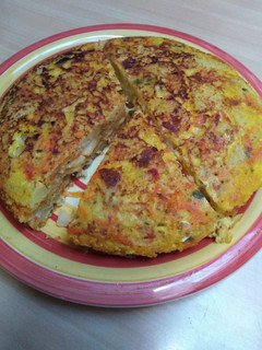 Una foto de Tortilla de papa, a la Liss.🥔😀🍽️