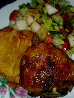 Una foto de Pollo a la miel, y mostaza con ensalada de vegetales y frutas