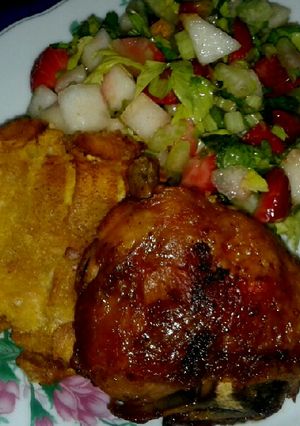 Una foto de Pollo a la miel, y mostaza con ensalada de vegetales y frutas