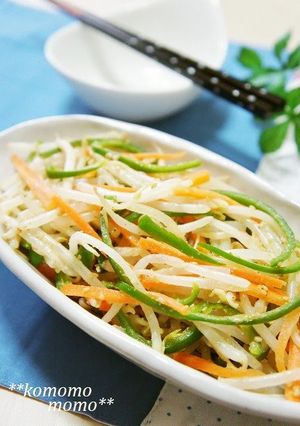 A picture of Bean Sprouts, Peppers, and Carrot Namul (Korean-Style Salad).