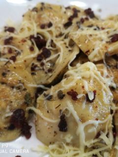Zsályás vajon pirított juhtúrós, baconös házi tortellini recept fotója