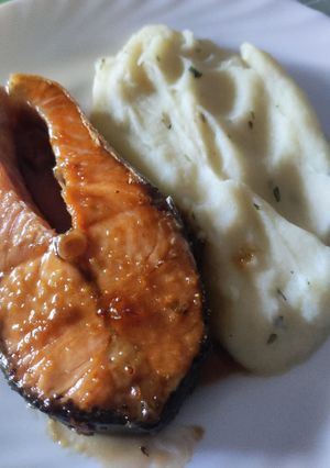 Una foto de Salmón con salsa de soja y miel