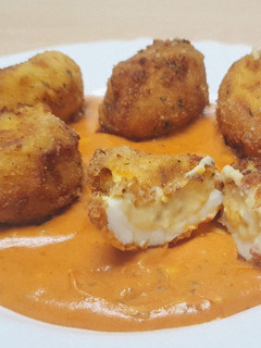 Una foto de Huevos rellenos en salsa