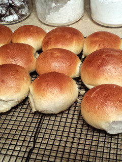 A picture of Kaiser rolls.