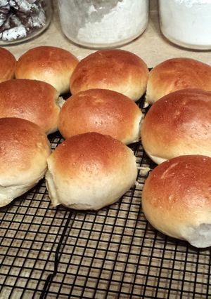 A picture of Kaiser rolls.