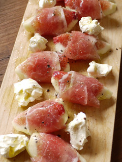A picture of Cured Ham and Figs.