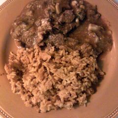 A picture of carne de rez con salsa de chile manzanilla.