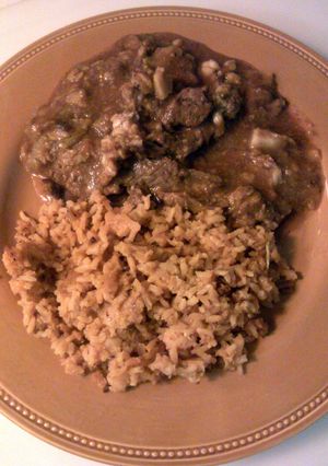 A picture of carne de rez con salsa de chile manzanilla.
