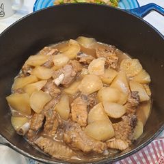 A picture of Braised Spare Ribs in Daikon.