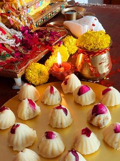 इंस्टेंट कोकोनट मोदक (Instant coconut modak recipe in hindi) रेसिपी मुख्य फोटो