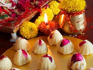 इंस्टेंट कोकोनट मोदक (Instant coconut modak recipe in hindi)