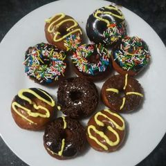 A picture of Chocolate donuts.