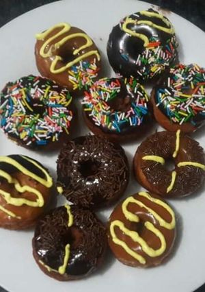 A picture of Chocolate donuts.