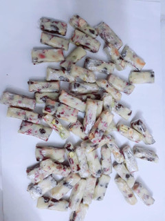 Hình của món Nougat (hay còn gọi là kẹo hạnh phúc).