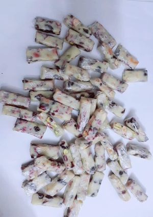 Hình của món Nougat (hay còn gọi là kẹo hạnh phúc).