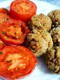 Albóndigas y tomates grillados