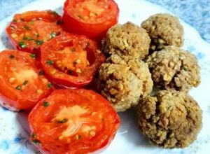 Una foto de Albóndigas y tomates grillados
