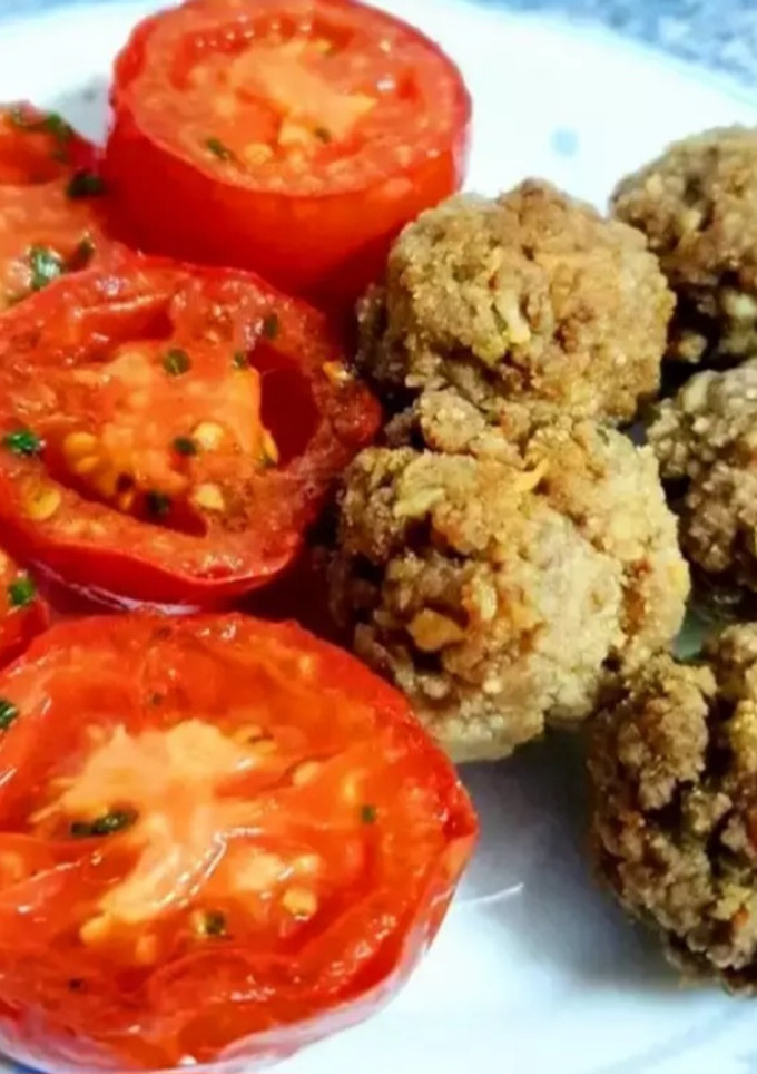 Una foto de Albóndigas y tomates grillados