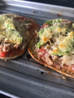 Foto principal de Tostada de aguacate, tomate, atún y queso