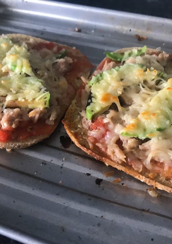 Una foto de Tostada de aguacate, tomate, atún y queso