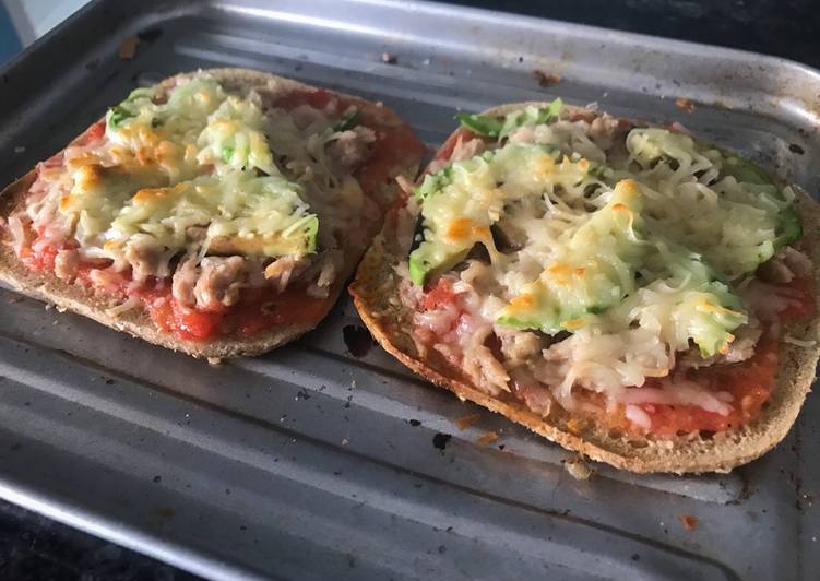 Tostada de aguacate, tomate, atún y queso