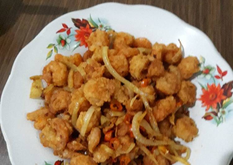 Udang goreng tabur rawit merah