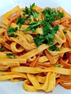 Una foto de Espaguetis con ajo y tomate