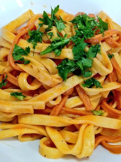 Una foto de Espaguetis con ajo y tomate