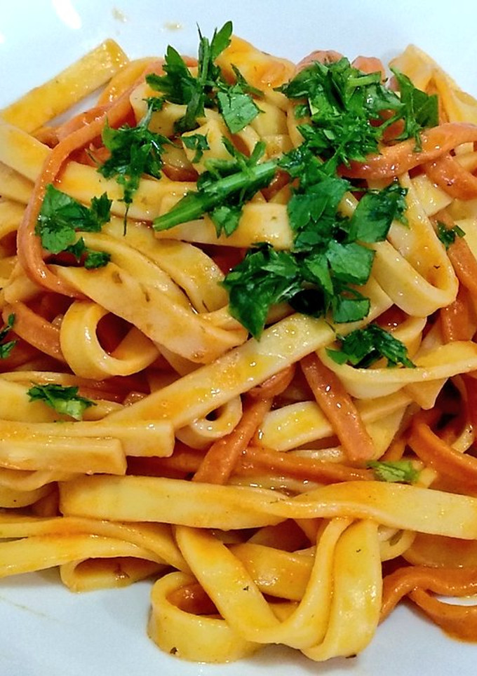 Una foto de Espaguetis con ajo y tomate