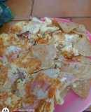 Huevo con tortilla frita, jamón y cebolla 😋😋