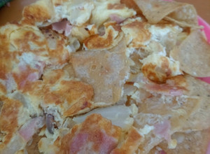 Una foto de Huevo con tortilla frita, jamón y cebolla 😋😋