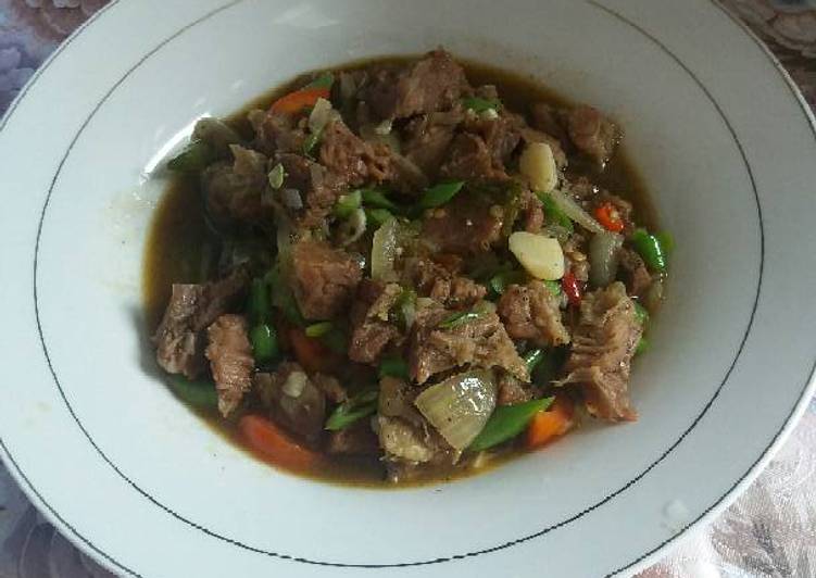 Bahan mengolah Oseng sapi lada hitam ala mama syairi yang Lezat