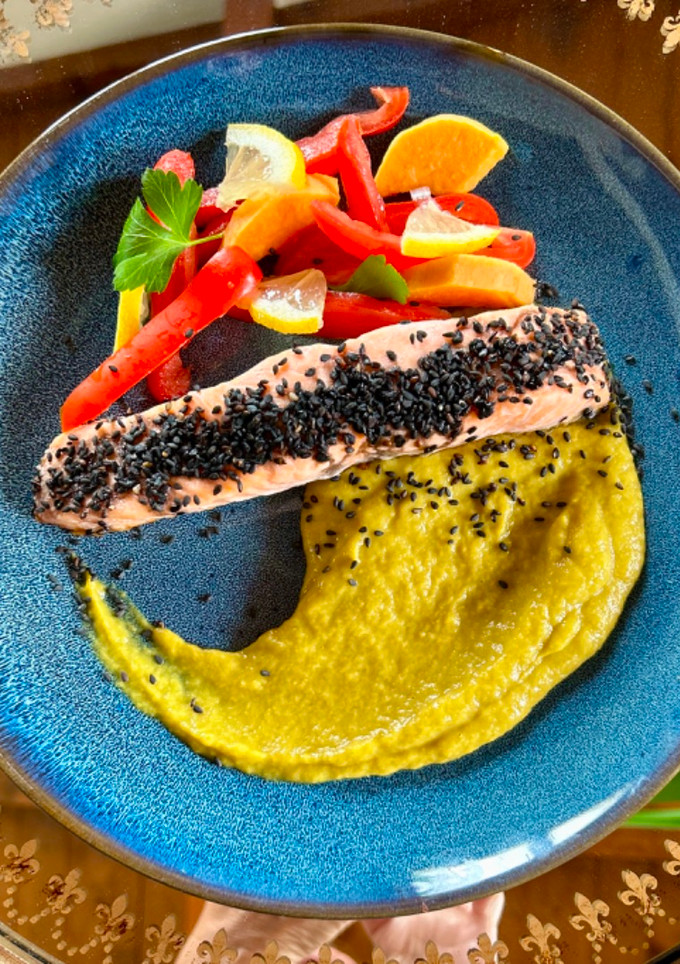 Una foto de Salmón en su jugo y porrusalda en crema