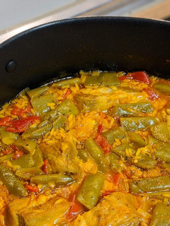 Una foto de Cazuela de arroz caldoso con costillas y piquillo