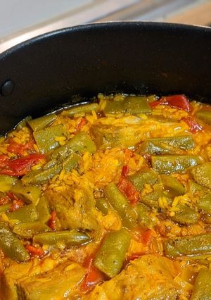 Una foto de Cazuela de arroz caldoso con costillas y piquillo