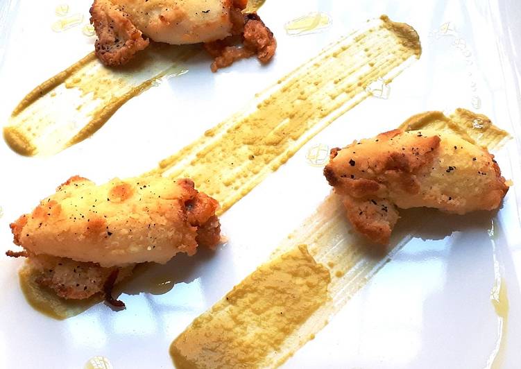 Calamari croccanti ripieni di pappa al pomodoro su vellutata di piselli