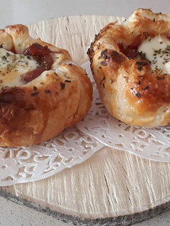 Una foto de Tomates rellenos en hojaldre