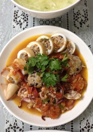 Hình của món Mực dồn thịt sốt cà.