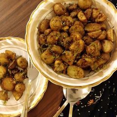 A picture of Garlic herb baby potatoes.