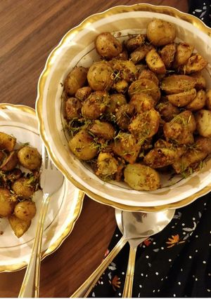 A picture of Garlic herb baby potatoes.