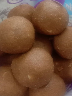 A picture of Wheat flour ladoo.