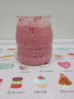 Una foto de Helado de yogurt y frutos rojos
