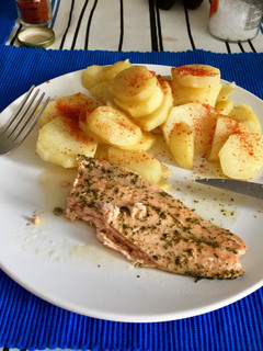 Una foto de Salmón salvaje al horno, con patatas al pimentón de la vera