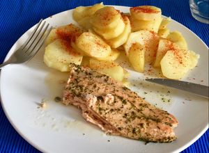 Foto principal de Salmón salvaje al horno, con patatas al pimentón de la vera