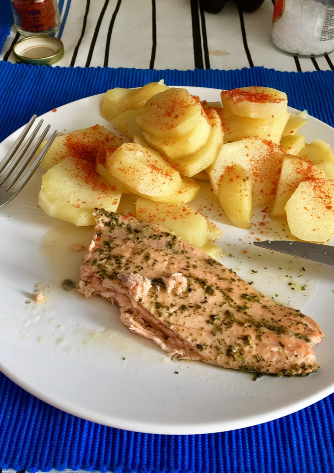 Una foto de Salmón salvaje al horno, con patatas al pimentón de la vera