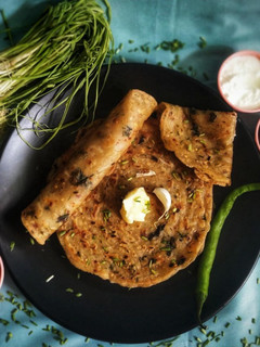 ગાર્લિક પરાઠા (Garlic Paratha recipe in Gujarati) રેસીપી મુખ્ય ફોટો